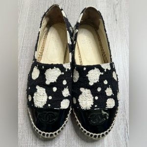 CHANEL Black & White Patent Tweed Splatter Paint Cap Toe CC Espadrilles. Size 38